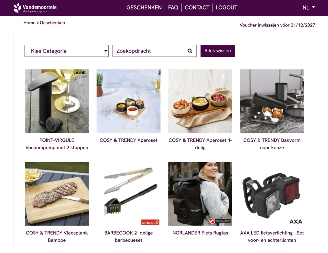 The choice screen of a Smiles campaign: eight gifts in a grid with photo and name, with a category filter, a search field and the expiry date of the voucher.